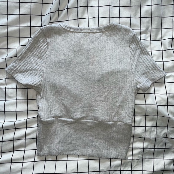 Cropped V Neck T-Shirt! - Picture 4 of 4